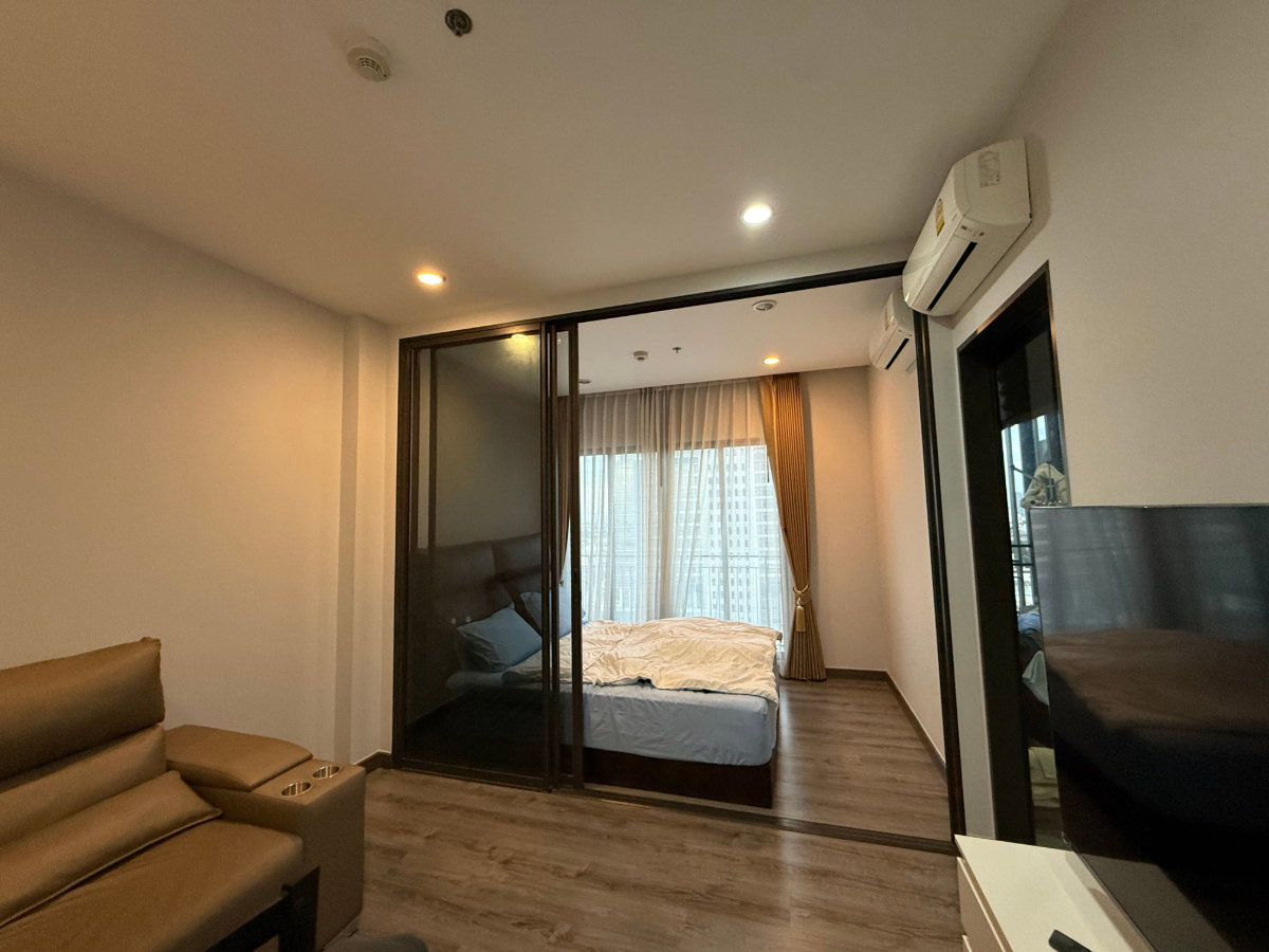 รูป (เจ้าของปล่อยเช่าเอง) วิวเมือง พร้อมเตียง6ฟุต smart TV และโซฟาhome theater Urbano ราชวิถี MRT สิรินธร-บางพลัด - รูปที่ 2/9