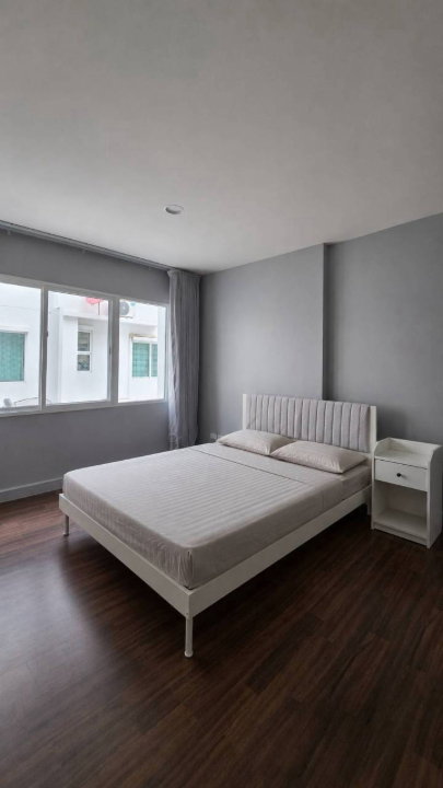 รูป บ้านตกแต่ง เฟอร์นิเจอร์ใหม่ ทั้งหลัง 3 ห้องนอน 4 ห้องน้ำ 3 ชั้น ใกล้ห้าง ซีคอน ศรีนครินทร์  - รูปที่ 9/13