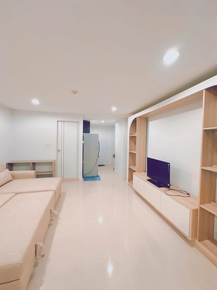 picture For Rent: ITF Silom Palace 1BR 40 sqm, High View by BTS Sala Daeng, THB 20,000 🌇 - 2/9