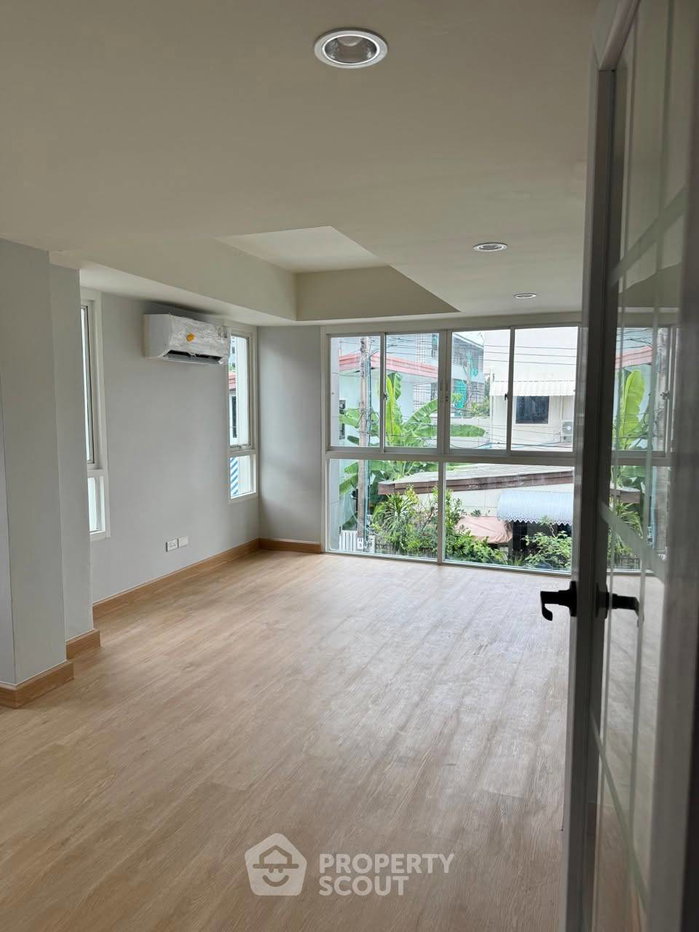 picture 3-BR Townhouse close to Sukhumvit (ID 3419054) - 9/18
