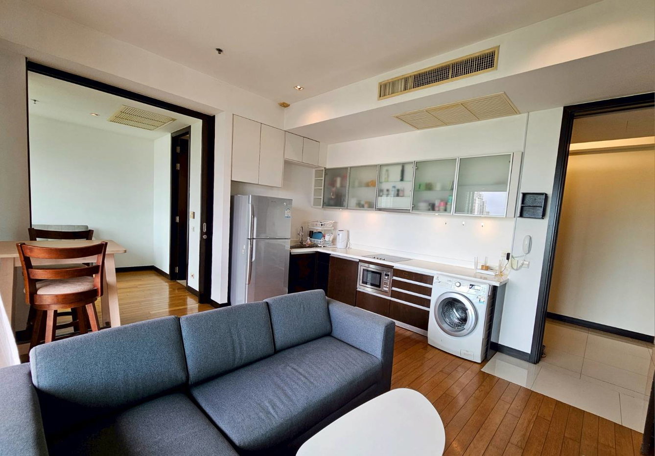 รูป 🔥 ขายด่วน! คอนโดหรู The Lofts Yennakart 2 ห้องนอน วิวสวย ใกล้ BTS หลุมพินี
💎 เพียง 8.5 ล้าน! ขนาด 68 ตร.ม. ฟรีทุกค่าใช้จ่าย พร้อมเข้าอยู่ - รูปที่ 2/9