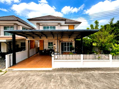 Twin houses for sale Chonburi : Semi-detached house for sale, corner unit, located in The Grand Bangsaen Village, Chonburi great location and a pleasant place to live.