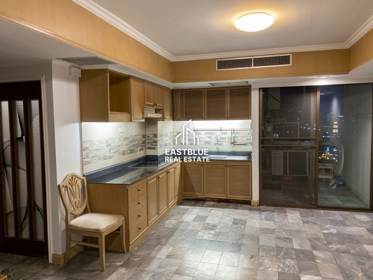 picture Merlin Tower Condo for Rent: 2 Beds, 2 Baths, Great Value! 🏙️ - 2/9