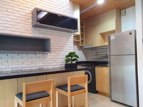 2-bedroom condo Ideo Verve Sukhumvit near BTS On Nut
Beautiful and ready to move in, priced at 7.5 million, with a swimming pool and fitness!