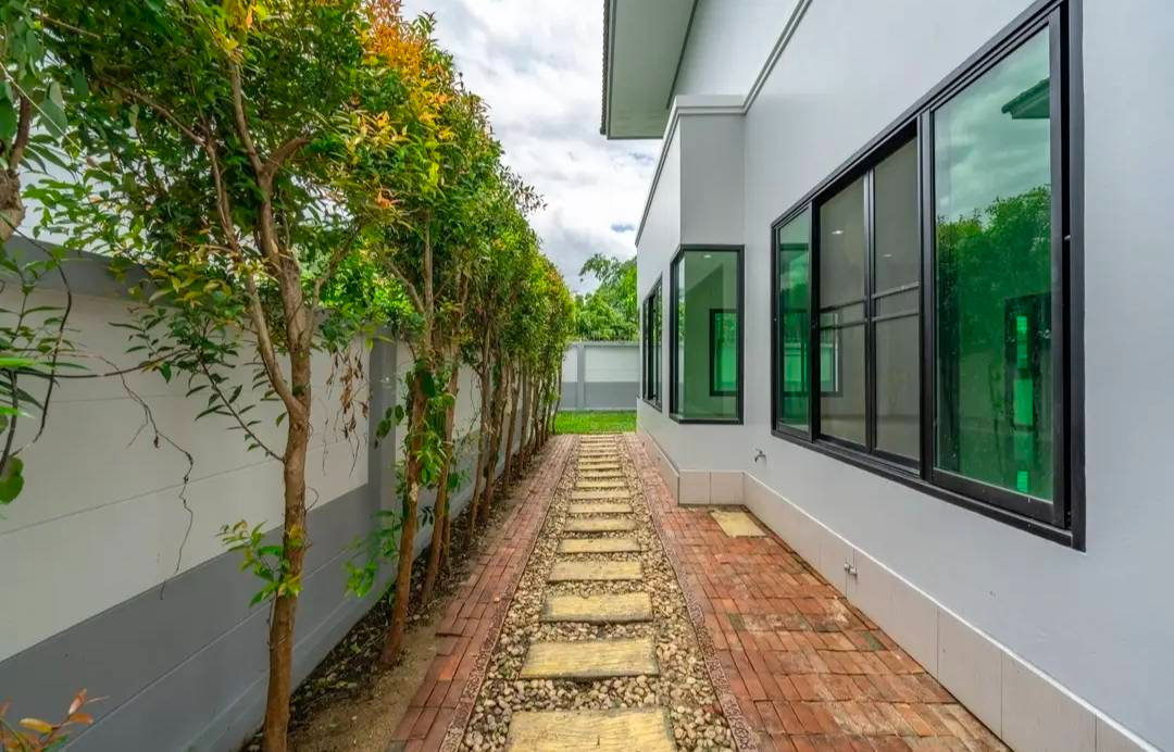 รูป ขายบ้านเดี่ยวรีโนเวทใหม่ หลังใหญ่ที่สุดในโครงการ หมู่บ้านสาริศาวิลล์ อ.หางดง จ.เชียงใหม่ ใกล้โรงเรียนนานาชาติหลายแห่ง และกาดฝรั่ง (H602) T.0946511456 - รูปที่ 13/17