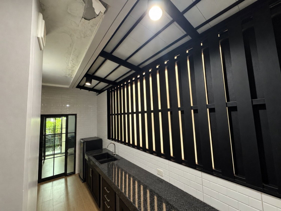 รูป บ้านมุมแปลงใหญ่! ตกแต่งใหม่ทั้งหลัง พร้อมอยู่!! ขายบ้านเดี่ยว สราญสิริ ศรีวารี 2 (Saransiri Srivaree 2) 69 ตร.ว. ใกล้สนามบินสุวรรณภูมิ | #TPI-3535 - รูปที่ 17/18