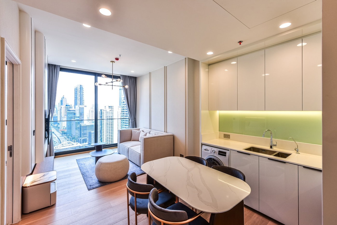 รูป คอนโดหรู ANIL Sathorn 12 1 นอน ใกล้ BTS ช่องนนทรี
เช่าเพียง 42,000 บ./ด. พร้อมสิ่งอำนวยความสะดวกครบ! - รูปที่ 1/8