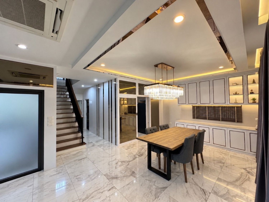 รูป บ้านมุมแปลงใหญ่! ตกแต่งใหม่ทั้งหลัง พร้อมอยู่!! ขายบ้านเดี่ยว สราญสิริ ศรีวารี 2 (Saransiri Srivaree 2) 69 ตร.ว. ใกล้สนามบินสุวรรณภูมิ | #TPI-3535 - รูปที่ 3/18