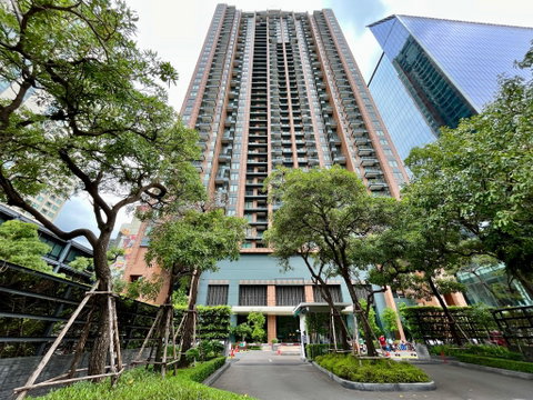 Beautiful view condo 1 bedroom in the heart of Asoke for only 5.89 million THB.
Close to BTS/MRT Phetchaburi with complete facilities!