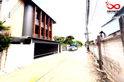 บ้านเดี่ยว กรุงเทพมหานคร : ขายบ้านเดี่ยว 3 ชั้น 53.5 ตร.ว. ถนนรัชดาภิเษก ซอยรัชดาภิเษก 42 Modern Loft