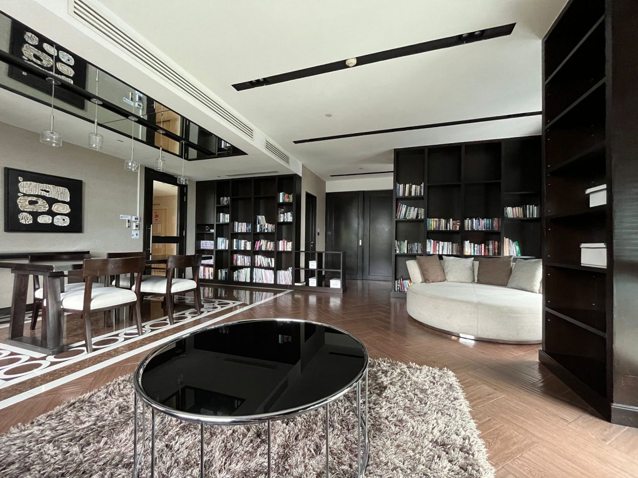 picture Spacious 81 sqm Unit for Sale at Villa Asoke, Near MRT Phetchaburi ðŋ - 2/5