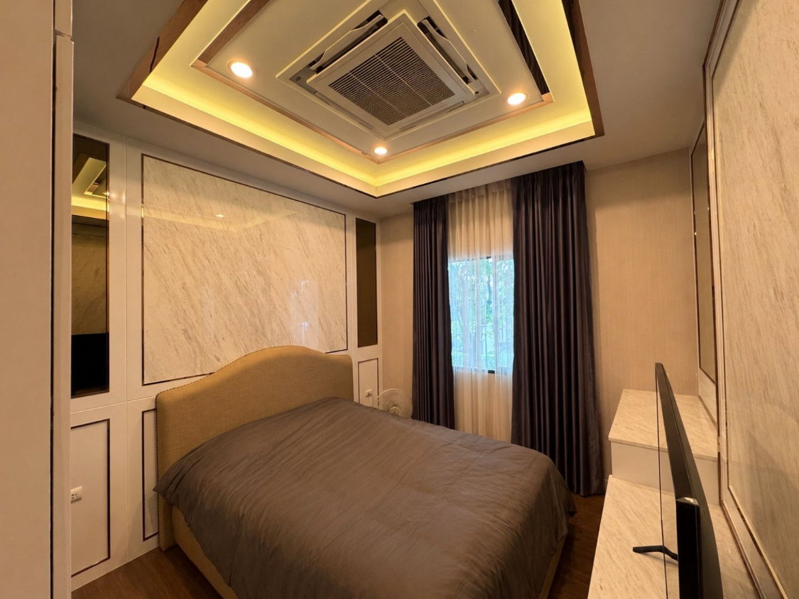 รูป บ้านมุมแปลงใหญ่! ตกแต่งใหม่ทั้งหลัง พร้อมอยู่!! ขายบ้านเดี่ยว สราญสิริ ศรีวารี 2 (Saransiri Srivaree 2) 69 ตร.ว. ใกล้สนามบินสุวรรณภูมิ | #TPI-3535 - รูปที่ 10/18