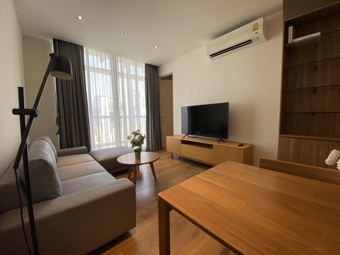 Luxury condo in the heart of Phrom Phong, 2 bedrooms, 55 sq.m.
Priced at 10 million baht with complete amenities!