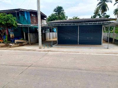 Land for sale Si Racha Chonburi : Urgent sale: Land with structures in Khong Dara, Si Racha - a location with great potential.