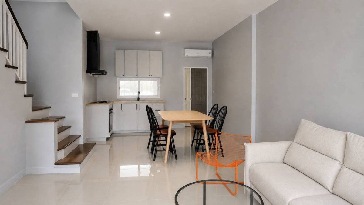 รูป บ้านตกแต่ง เฟอร์นิเจอร์ใหม่ ทั้งหลัง 3 ห้องนอน 4 ห้องน้ำ 3 ชั้น ใกล้ห้าง ซีคอน ศรีนครินทร์  - รูปที่ 2/13