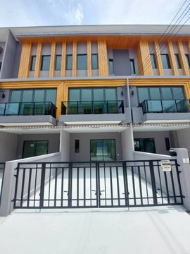 IGRN101 – 3-story townhome for rent at Eigen Rama 9. Land area: 20 sq.w.; usable area: 182 sq.m. Features 3 bedrooms Rental price: 50,000 THB.