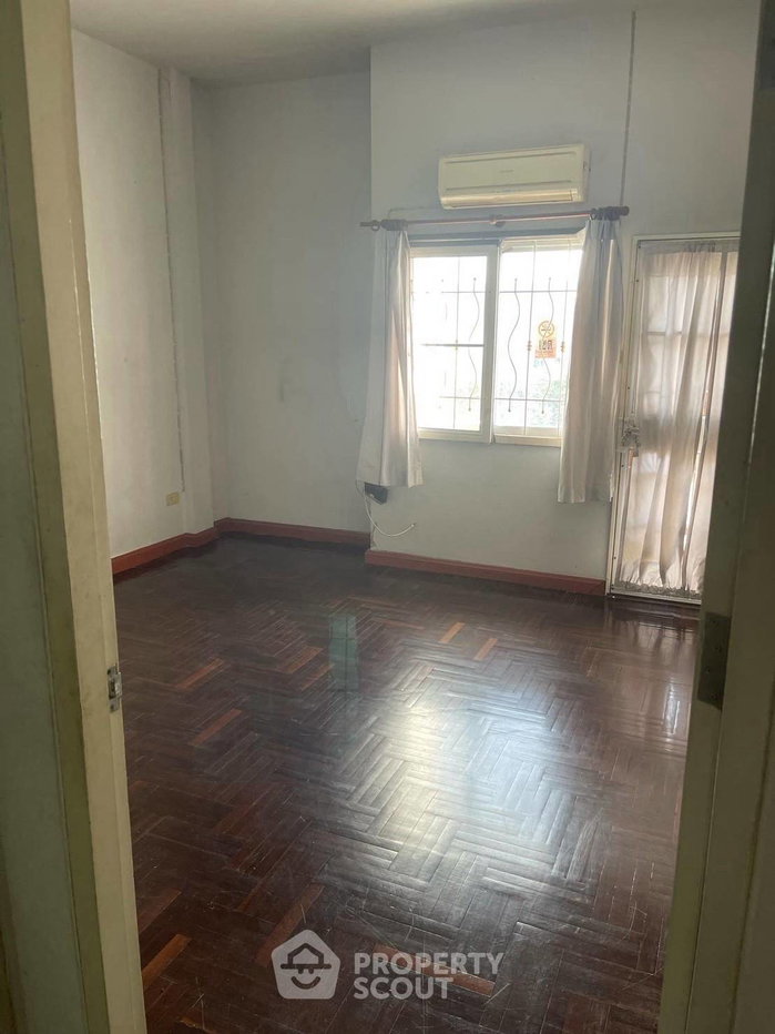 picture 4-BR Townhouse close to Krungthep Kreetha (ID 3421570) - 2/7