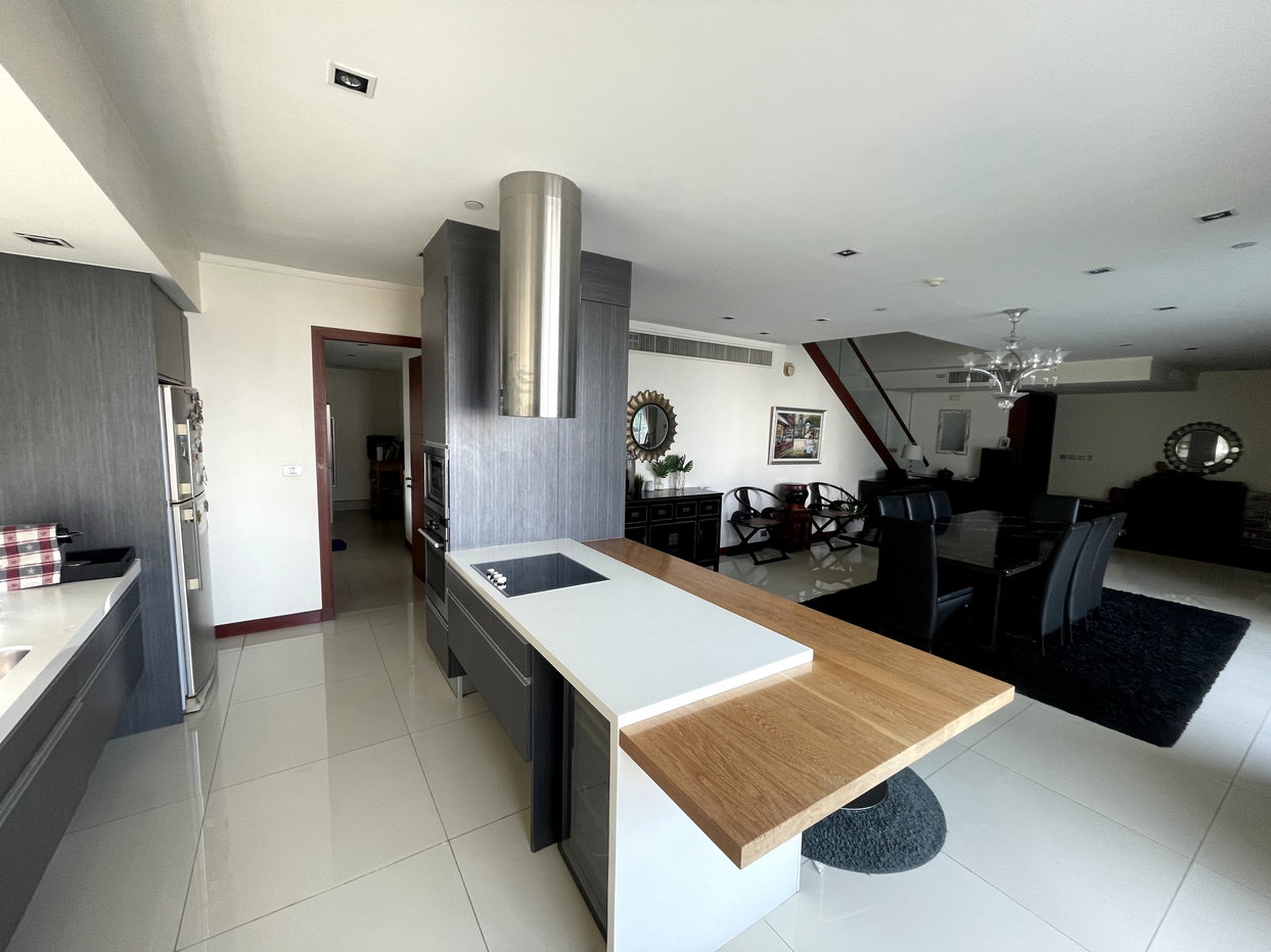 รูป 🔥 ขายคอนโด Le Raffine สุขุมวิท 31 แบบ 3 ห้องนอน ใหญ่สุดในโครงการ!
🏡 พื้นที่ 385 ตร.ม. วิวดี ใกล้ BTS พร้อมมูฟ หรือลงทุน - รูปที่ 1/8