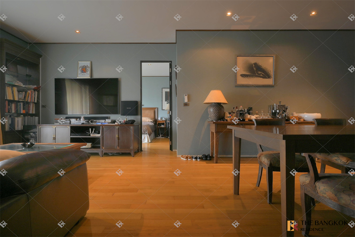 picture The Madison Condominium Sukhumvit 41 near BTS Phrom Phong Premium Luxury Condo in Prime Location - 3/10