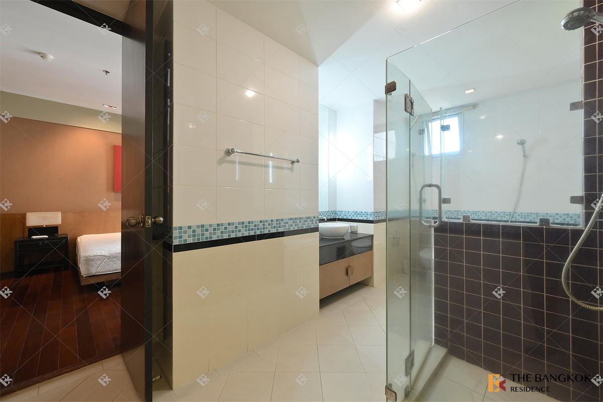 picture Condo with the Best Location City Smart Condo near BTS Asok - 1/10