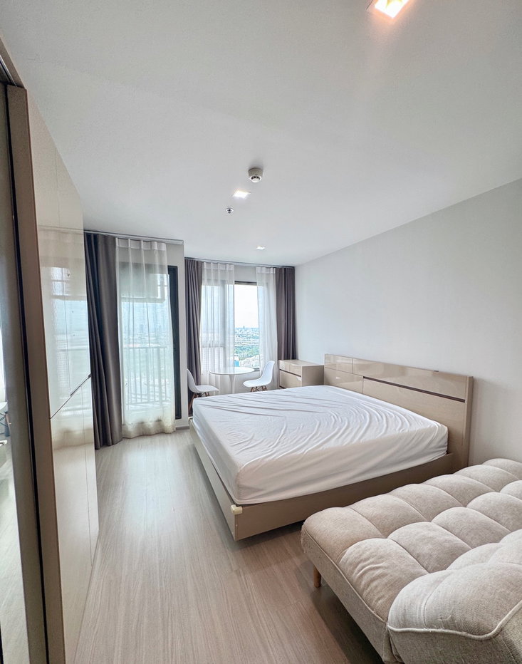 picture Studio with Open City View for Sale at Life Ladprao 🏙️ - 2/9
