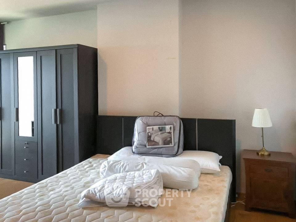 picture Great Value 20th-Floor 2-BR Hive Taksin, 100m To BTS Wongwian Yai (ID 3423990) - 6/10