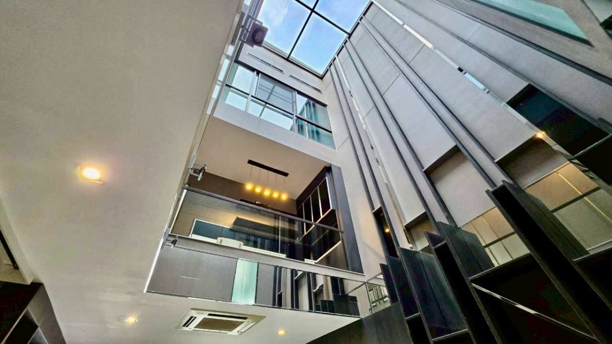รูป ขาย ทาวน์โฮมหรู เลียบด่วนรามอินทรา Landmark Ekkkamai Ramintra 3 นอน 2 จอด มี skyhall penthouse โปร่งโล่งทะลุ 3 ชั้น เหมาะ ทำ home office - รูปที่ 4/21