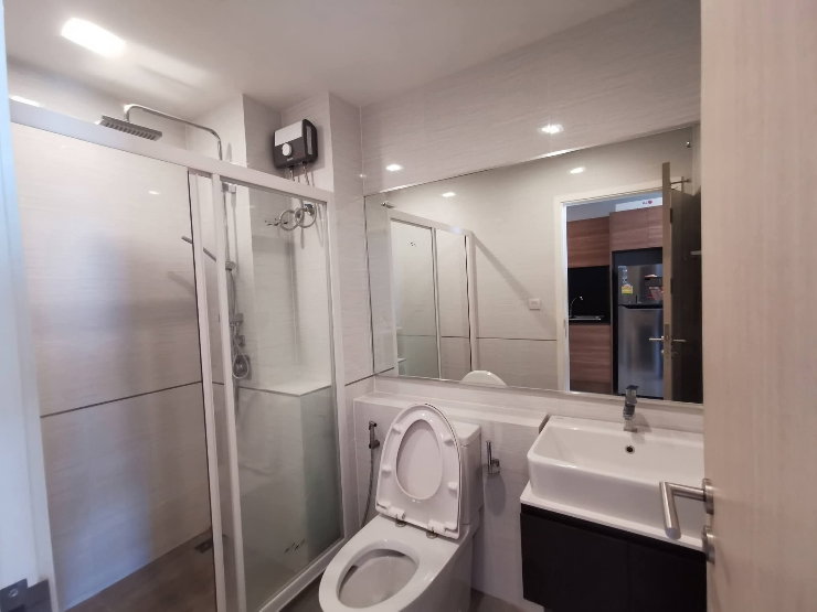 picture Luxury condo for rent next to the BTS Green Line. - 8/9