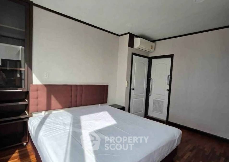 picture 3-BR Condo at Sathorn House Condominium near BTS Surasak (ID 3384376) - 5/11