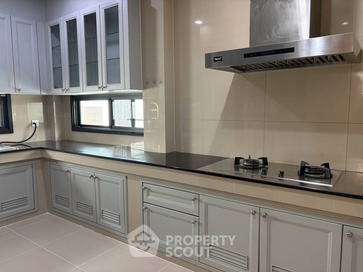 picture 5-BR House at Baan Sansiri Pattanakarn in Suan Luang (ID 3391891) - 35/47