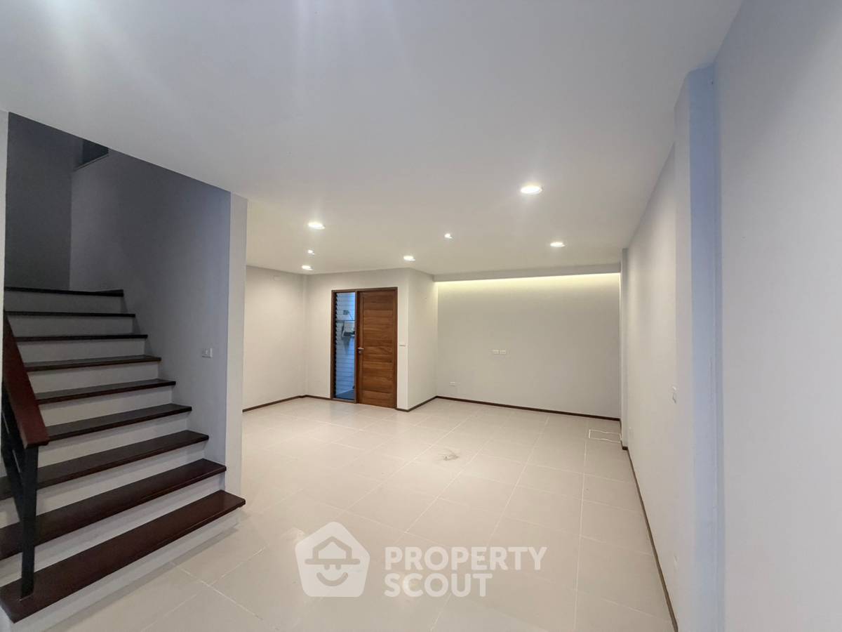 รูป ทาวน์เฮ้าส์ 3-ห้องนอน ใน สะพานสอง (ID 3404045) - รูปที่ 3/10