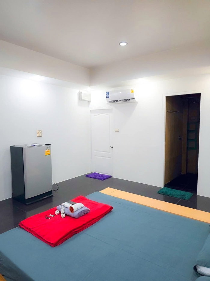 รูป 🔥 หิ้วกระเป๋าเสื้อผ้ามาอยู่ได้เลย! 🏡 Studio 40 ตร.ม. เตียง 6 ฟุต + Smart TV + ของใช้ครบ | บางรัก | 10,000 บาท ฿ 12,000/ด. - รูปที่ 8/25