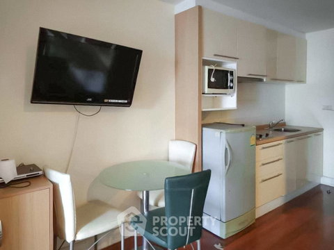 1-BR Condo at Silom Terrace Condominium near BTS Sala Daeng (ID 3423949)