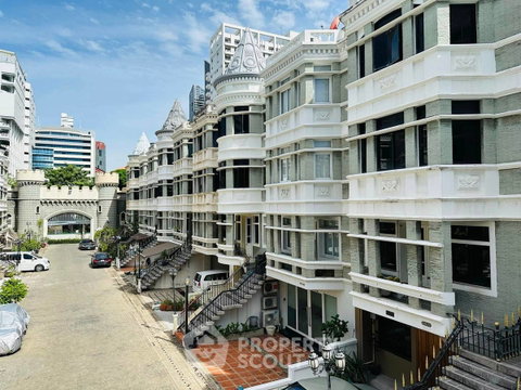 Pet-Friendly 4-BR Townhouse, Moo Baan Chicha Castle, MRT Phetchaburi (ID 3423910)