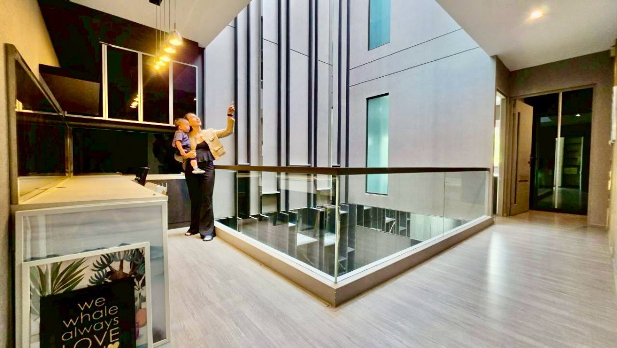 รูป ขาย ทาวน์โฮมหรู เลียบด่วนรามอินทรา Landmark Ekkkamai Ramintra 3 นอน 2 จอด มี skyhall penthouse โปร่งโล่งทะลุ 3 ชั้น เหมาะ ทำ home office - รูปที่ 17/21