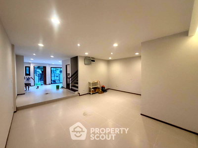 Townhouses for sale Pradist Manutham Road : 3-BR Townhouse in Saphan Song (ID 3404045)