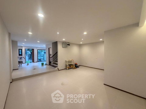 ทาวน์เฮ้าส์ 3-ห้องนอน ใน สะพานสอง (ID 3404045)
