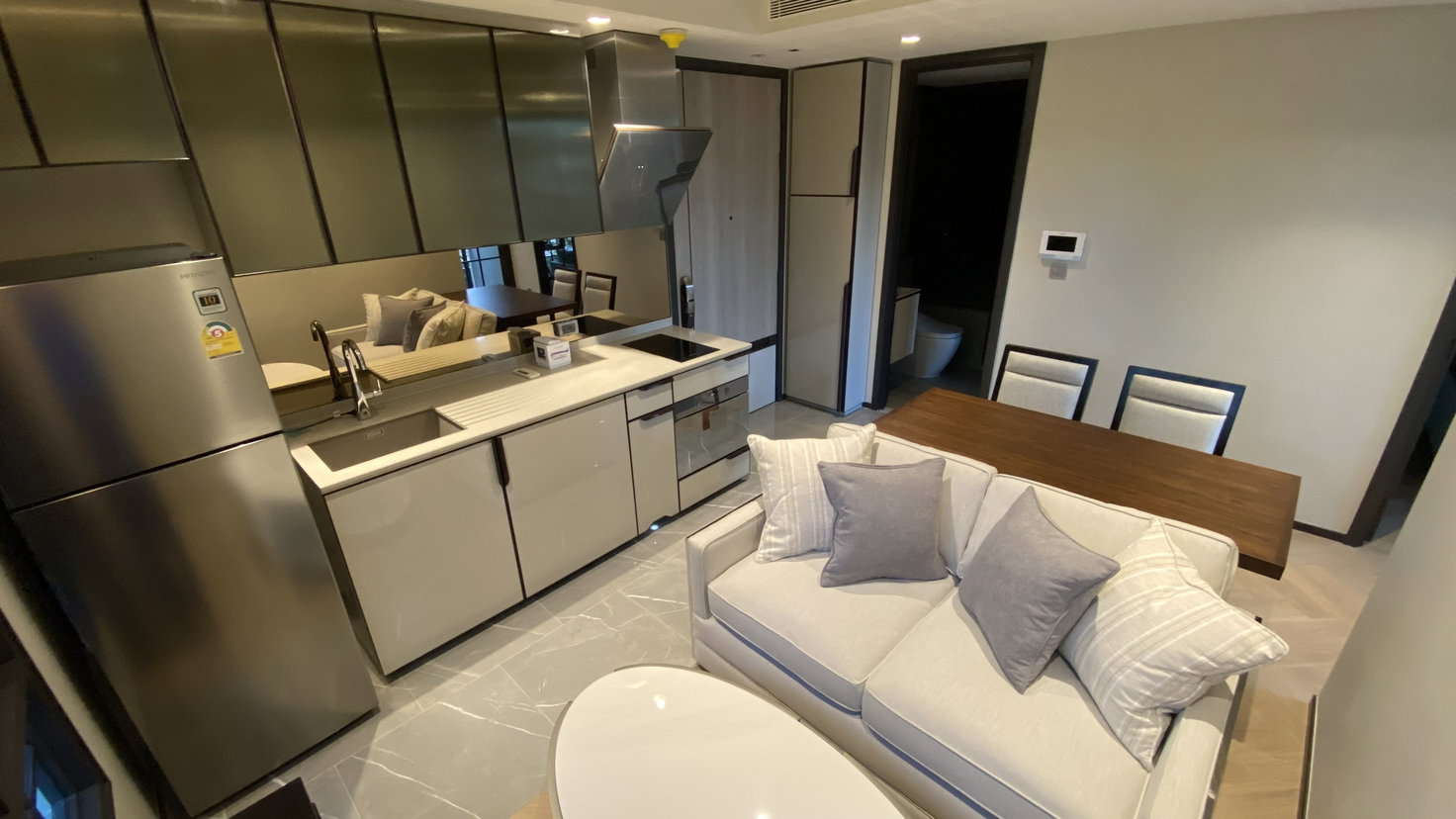 รูป "ปล่อยเช่าคอนโดหรู! The Reserve Sukhumvit 61 ใกล้ BTS เอกมัย เพียง 45,000 บาท/เดือน (EB-58398)"
"1 ห้องนอน 1 ห้องน้ำ ขนาด 47.45 ตร.ม. ใกล้ห้างและโรงพยาบาลชื่อดัง สนใจติดต่อเราเลย!" - รูปที่ 1/8