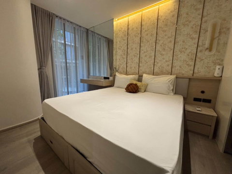 🏙️ For Rent: FYNN Asoke, Sukhumvit 10 | Includes a multi-purpose room and a bathtub. Short-term leases available! ✨