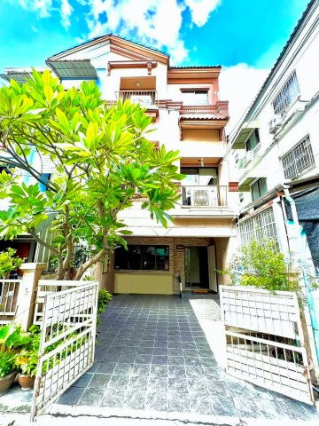 picture Townhome for rent in Meng Jai Lat Phrao 76–82. This 3-story corner unit features 3 bed and 4 bath in a quiet private setting. - 6/8