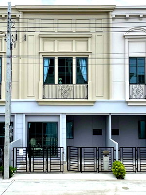 เช่าทาวน์โฮม เมกะ บางนา : 🏡✨ ให้เช่าทาวน์โฮม สิริ เพลส เมกา บางนา | บ้านสวยสไตล์ Luxury Vintage ตรงข้ามคลับเฮาส์ เดินเพียง 10 ก้าวถึงสระว่ายน้ำ!