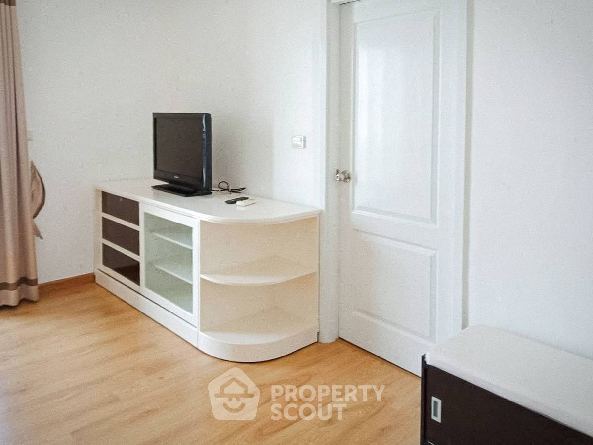 picture 100m From BTS Wongwian Yai | 1-BR Hive Taksin Condo (ID 3423978) - 2/5