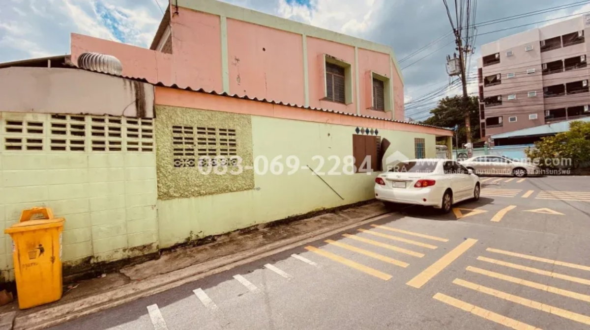 picture sale townhouse at ramintra44 near bts station 170 metres - 4/5