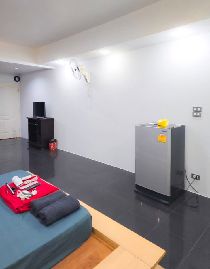 รูป 🔥 หิ้วกระเป๋าเสื้อผ้ามาอยู่ได้เลย! 🏡 Studio 40 ตร.ม. เตียง 6 ฟุต + Smart TV + ของใช้ครบ | บางรัก | 10,000 บาท ฿ 12,000/ด. - รูปที่ 9/25
