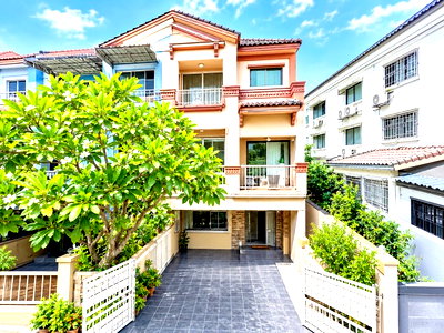 Townhouses for rent Sangkhom Songkhro Road : Townhome for  rent in Meng Jai Lat Phrao 76–82. This 3-story corner unit features 3 bed and 4 bath in a quiet private setting.          