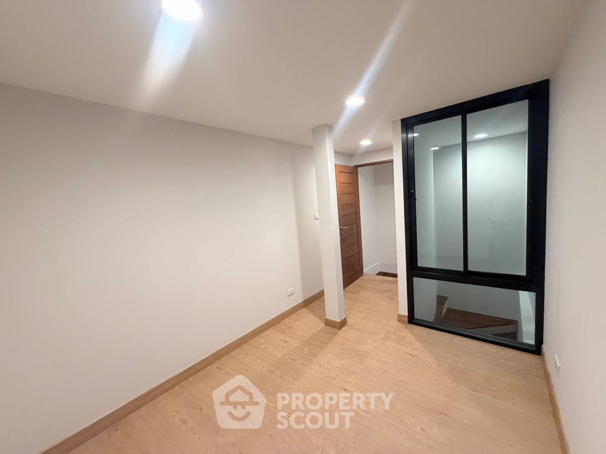 รูป ทาวน์เฮ้าส์ 3-ห้องนอน ใน สะพานสอง (ID 3404045) - รูปที่ 8/10