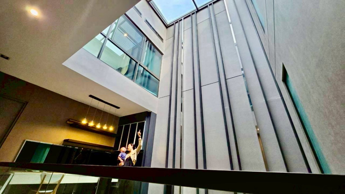 รูป ขาย ทาวน์โฮมหรู เลียบด่วนรามอินทรา Landmark Ekkkamai Ramintra 3 นอน 2 จอด มี skyhall penthouse โปร่งโล่งทะลุ 3 ชั้น เหมาะ ทำ home office - รูปที่ 5/21