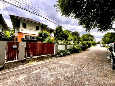 Houses for sale BTS Sai Yud : Pet-Friendly 3-BR House For Sale At Sarasinee Place (ID 3425586)