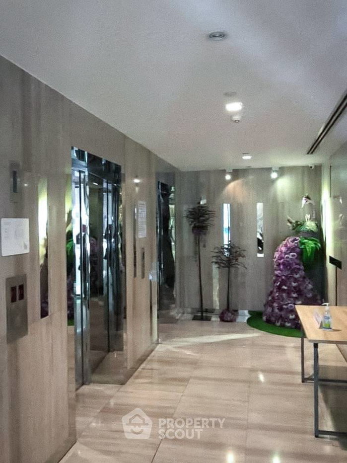 picture Great Value 20th-Floor 2-BR Hive Taksin, 100m To BTS Wongwian Yai (ID 3423990) - 7/10