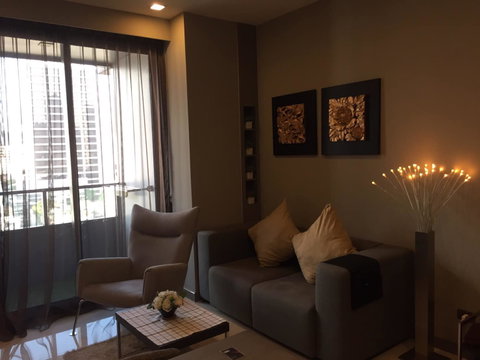 In the heart of Silom! M Silom condo, 1 bedroom, 47 sq.m., with complete amenities
For rent at only 38,000 baht/month, close to BTS Chong Nonsi and many important places!